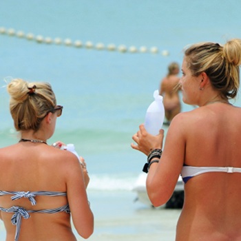 Två unga kvinnor på Had Rin stranden