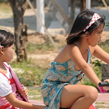 Två flickor på samma cykel i Thongsala