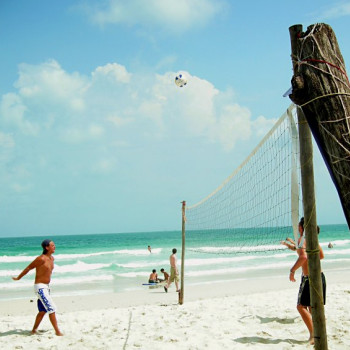 Beach volleyball on Had Rin beach